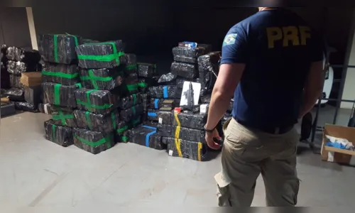 
							Homem é preso no PR com 2,8 toneladas de maconha escondidas em fundo falso de caminhão
						
						