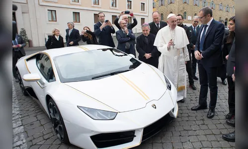 Papa Francisco ganha Lamborghini e decide leiloá-lo