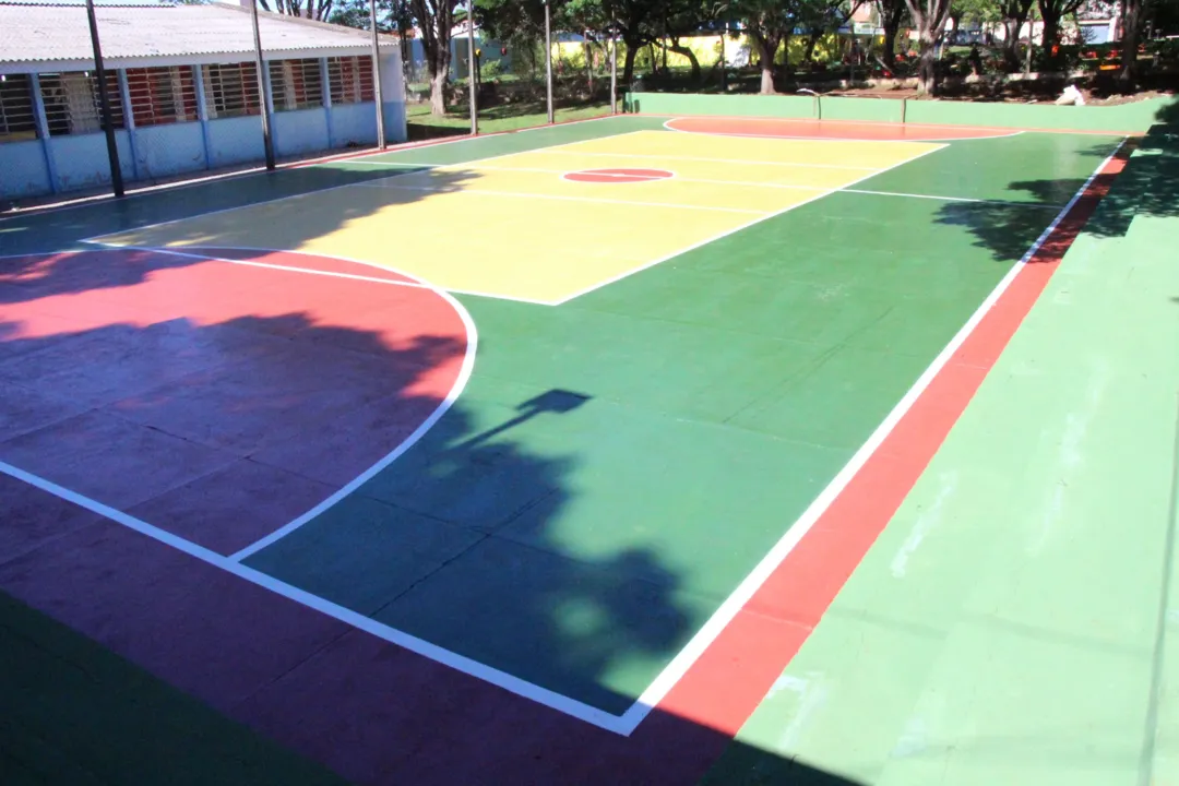 Prefeitura conclui melhorias em quadra de esportes de Escola Municipal