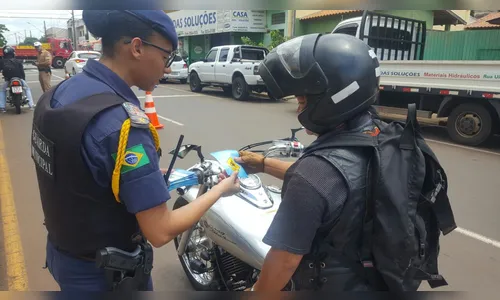 Motociclistas são orientados durante blitz educativa em Arapongas