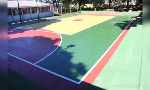 Prefeitura conclui melhorias em quadra de esportes de Escola Municipal
