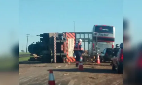 Carreta com madeira tomba próximo ao Trópico de Capricórnio 