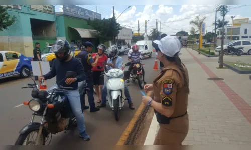 
							Motociclistas são orientados durante blitz educativa em Arapongas
						
						