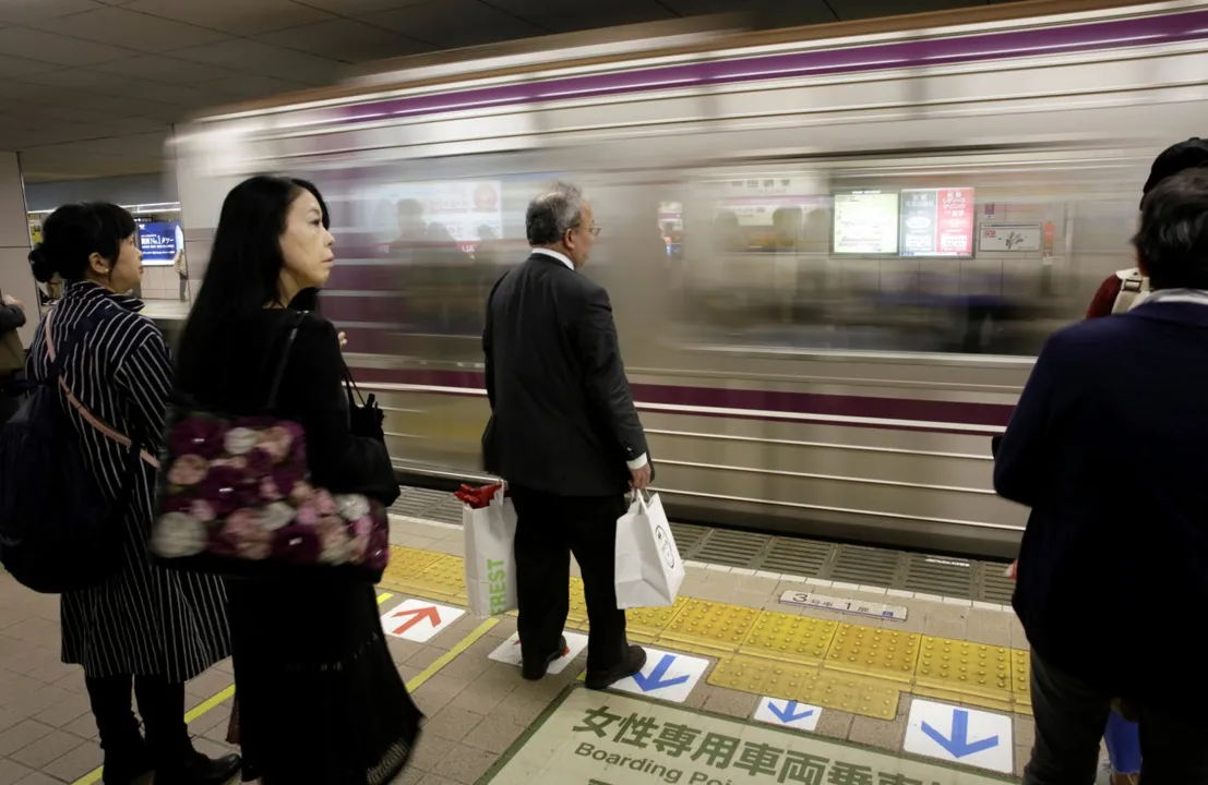 Passageiros esperam trem na cidade japonesa de Osaka (Foto: Reuters)