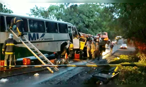 Acidente com ônibus provoca a morte de jovem e deixa mais de 20 feridos