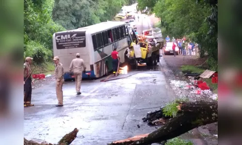 Acidente entre ônibus e caminhão causa uma morte e deixa vários feridos