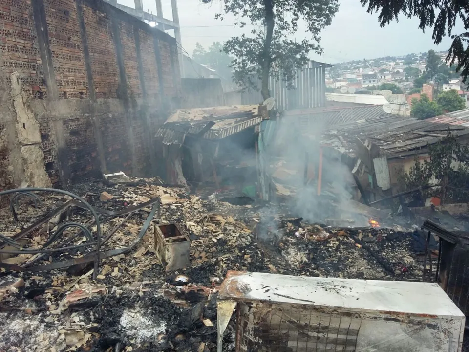 Fogo destruiu 14 casas na Vila Parolin (Foto: Divulgação/Prefeitura )