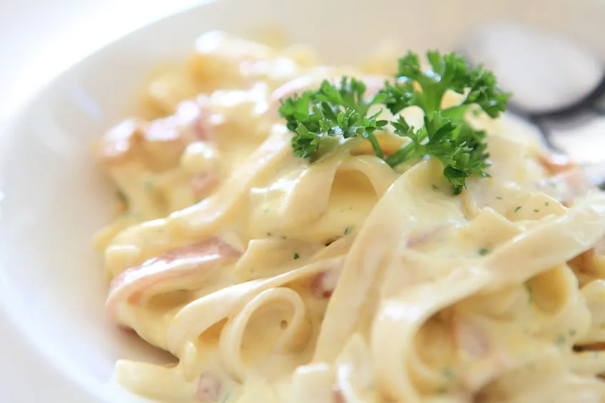 Macarrão ao molho branco com cogumelos