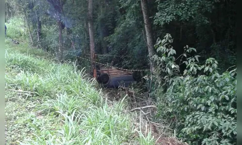 Carro capota em ribanceira e mata motorista