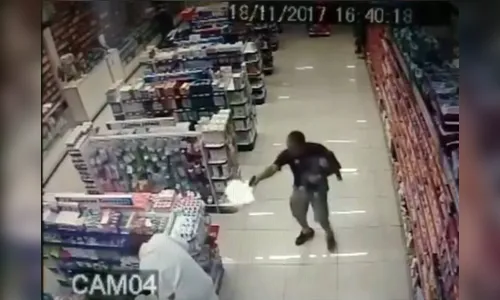 PM de folga enfrenta assaltantes com o filho bebê no colo e mata dois; veja vídeo