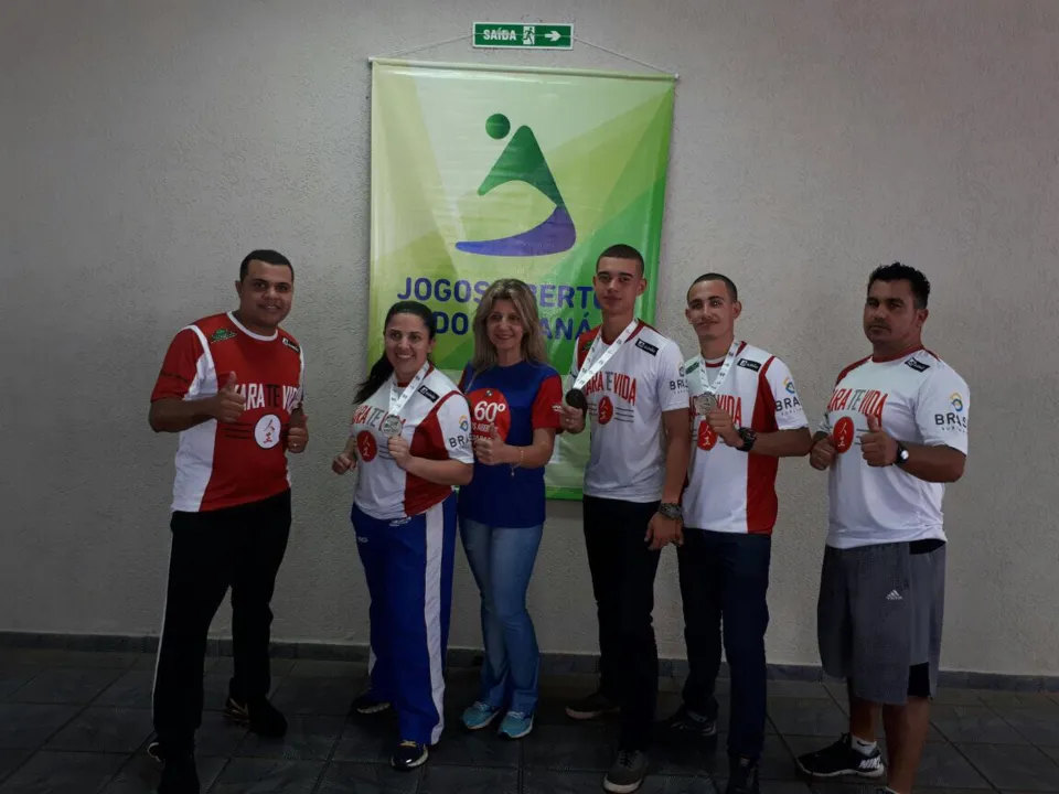 Os professores Alan e Jeferson, a secretária de Esportes Jossuela Pinheiro, com os karatecas medalhistas - Foto: Divulgação