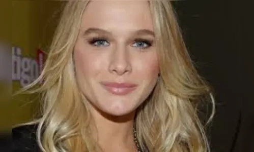 Fiorella Mattheis está vendendo seu o vestido de noiva na internet