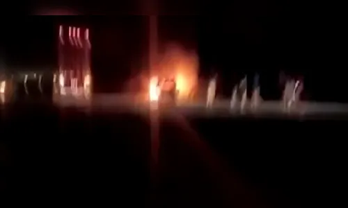 Carro pega fogo na Serra do Cadeado e 3 pessoas ficam feridas; veja vídeo