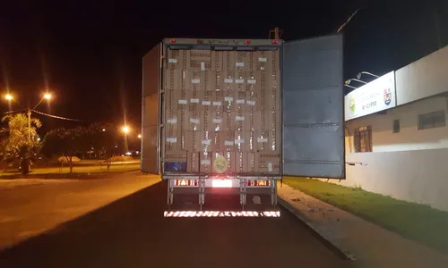 Polícia Militar apreende carreta carregada com R$ 2 milhões de cigarros contrabandeado
