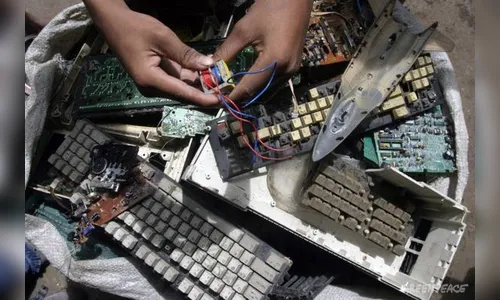 Mandaguari coleta lixo eletrônico na Praça Independência