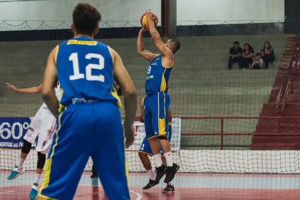 O time de basquete de Apucarana venceu Cambé ontem e nesta quarta-feira à noite joga contra Campo Mourão - Foto: SEED