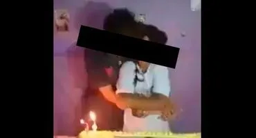 Menino de 12 anos beija "namorado" de 14 em festa de aniversário - Foto: Reprodução