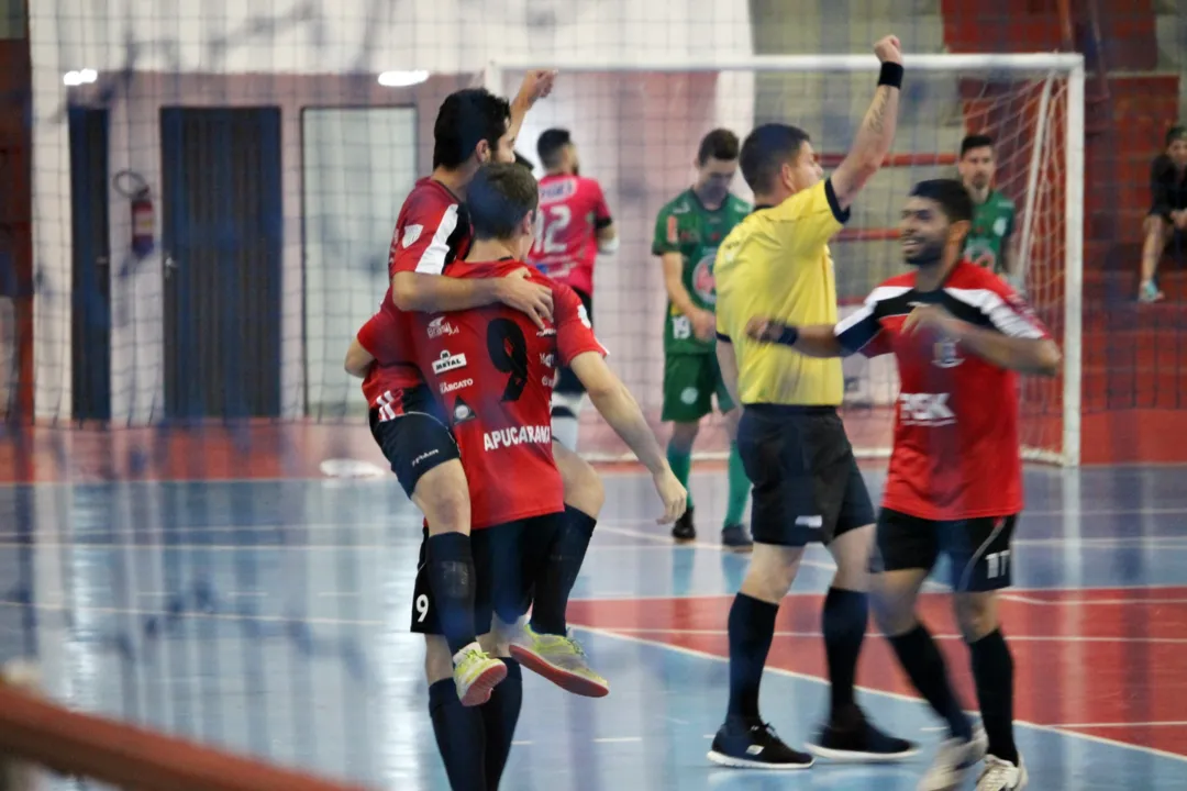 Jogadores de Apucarana comemoram gol na abertura do futsal dos JAP´s - Foto: SEED