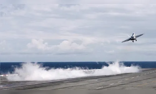 Avião da Marinha dos EUA cai no mar das Filipinas com 11 pessoas a bordo