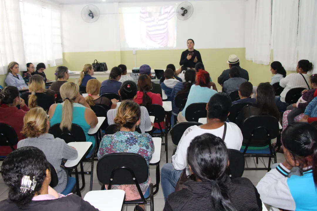 Programa” Família Paranaense” é tema de reunião no Centro Social Urbano