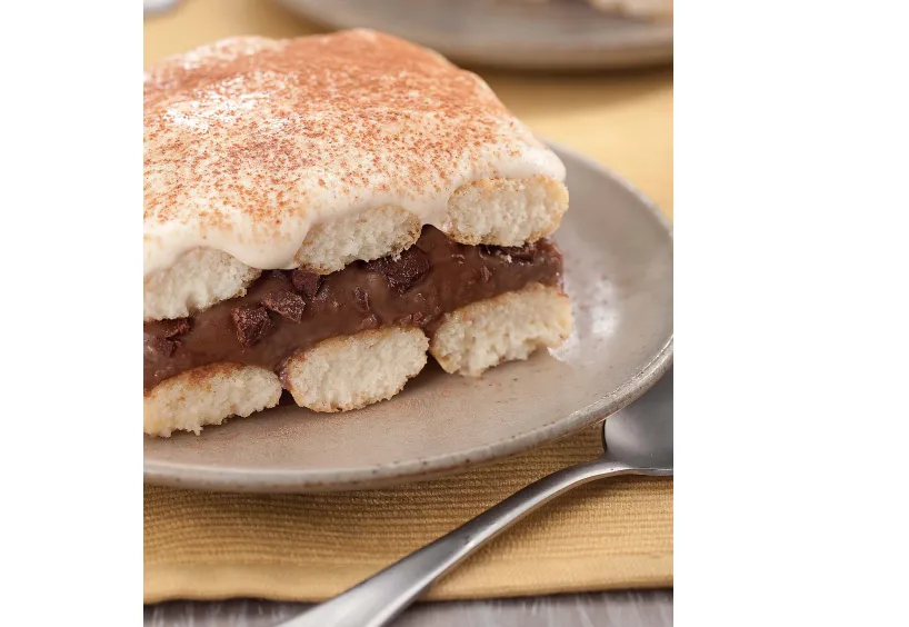 Pavê com biscoito, creme de chocolate e merengue 