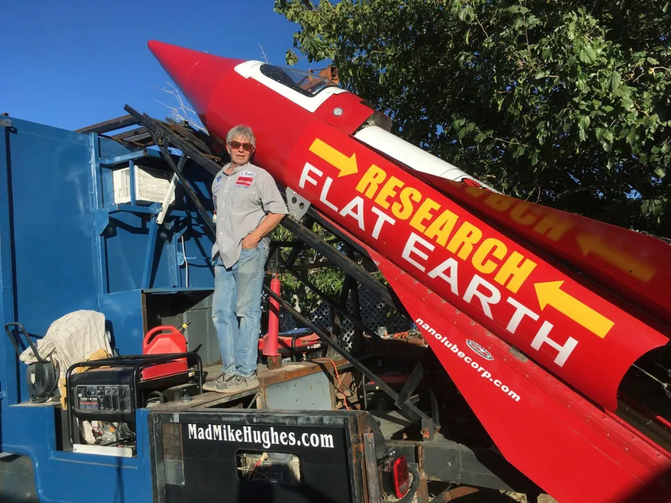 Motorista americano se lança em foguete para tentar provar que Terra é plana