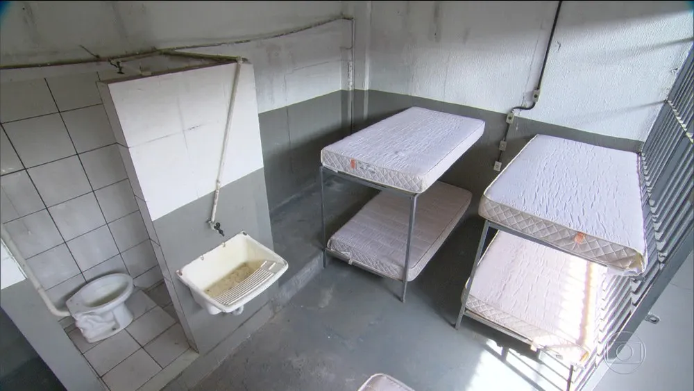 Cela de 16 metros quadrados, semelhante as usadas pelos presos da Lava Jato. (Foto: Reprodução/ TV Globo)