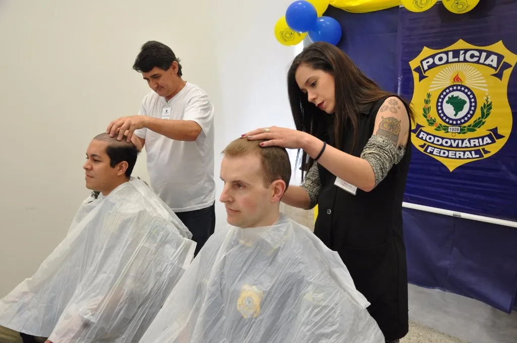 Patrulheiros da PRF rasparam o cabelo para ajudar crianças com câncer - Foto: PRF