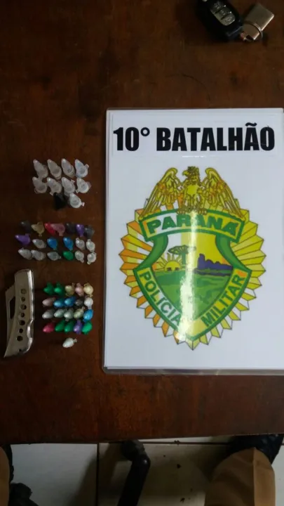 Polícia apreendeu 21 pinos cheios de cocaína e outros 29 vazios. Foto: Divulgação/PM