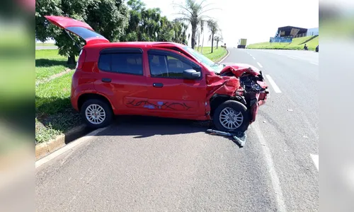 Carros colidem na PR-444 em Mandaguari