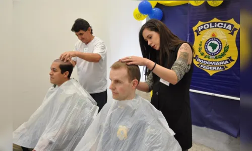 
							Em apoio a crianças com câncer, servidores da PRF raspam o cabelo
						
						
