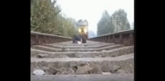 Homem deita em trilhos e escapa de ser atropelado e morto por trem - Imagem: Reprodução/Youtube