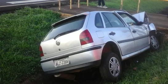 VW Gol trafegava no sentido Apucarana – Arapongas quando o veículo ficou desgovernado e se chocou contra a canaleta - Foto: Reprodução