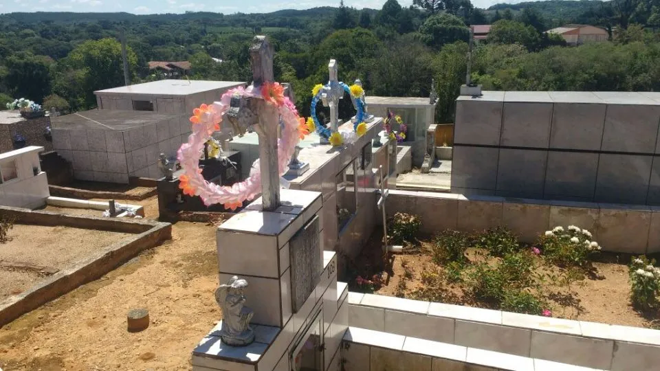 Túmulo foi violado no cemitério de Mandirituba e motivo surpreendeu a GM - Foto: Colaboração/Banda B