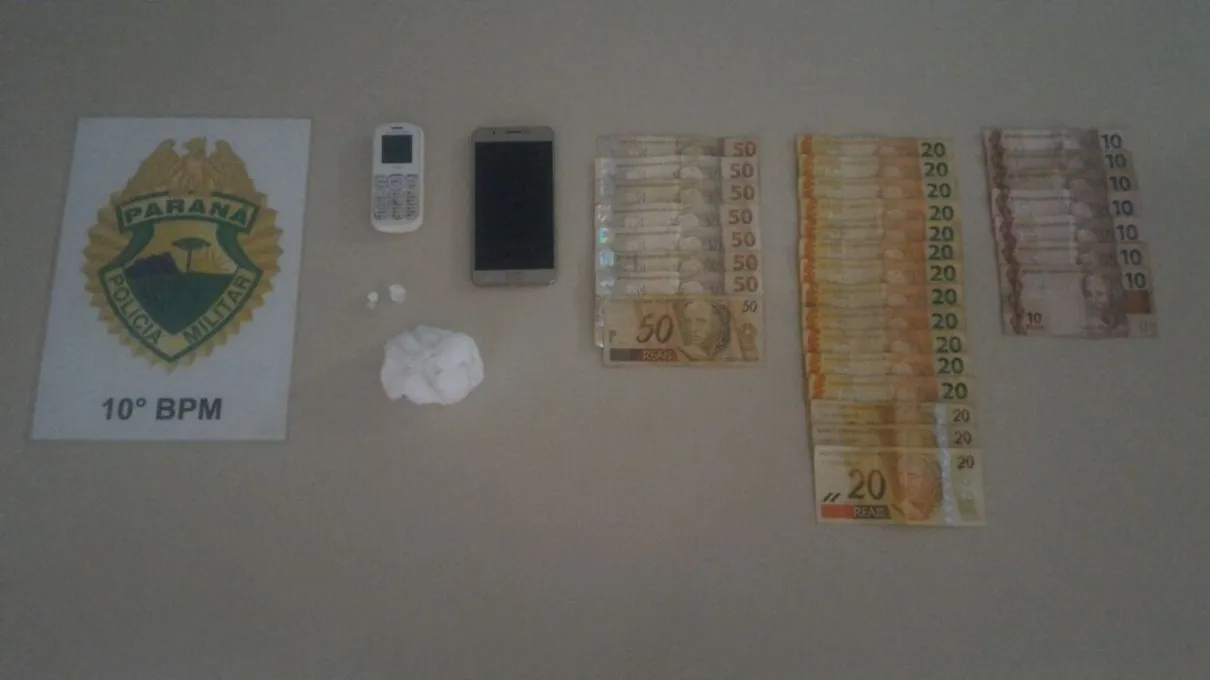 Cocaína, celulares e dinheiro apreendidos pela PM - Foto - Divulgação