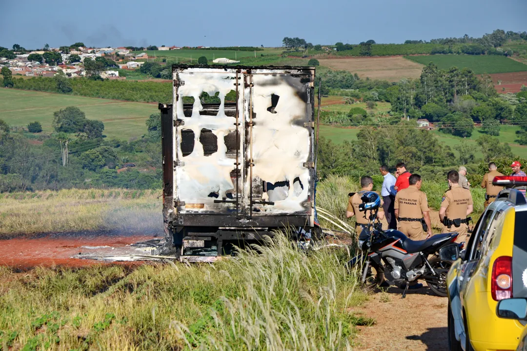Caminhão pegou fogo e motorista morreu carbonizado em Apucarana - Foto: Sérgio Rodrigo/TN
