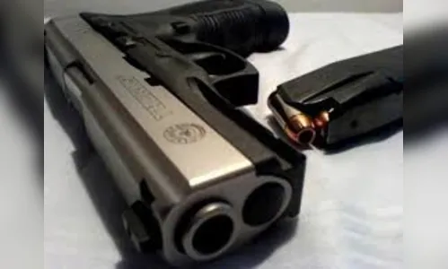 PM interrompe venda ilegal de arma e prende dois em Cândido de Abreu