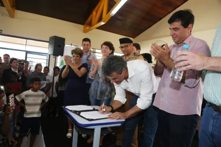 Richa inaugura nova escola e cria Colégio da PM em Londrina