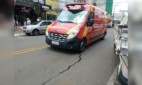 Mulher fica ferida após ser atropelada por carro no centro 