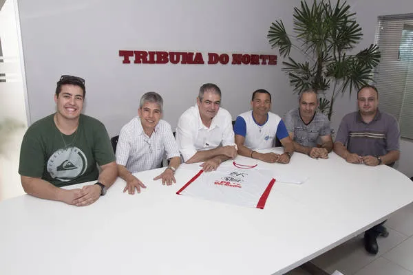 O secretário de Esportes Cleverson Ribeiro com os integrantes da equipe Pé Vermelho na divulgação da corrida em Marilândia do Sul - Foto: TNonline