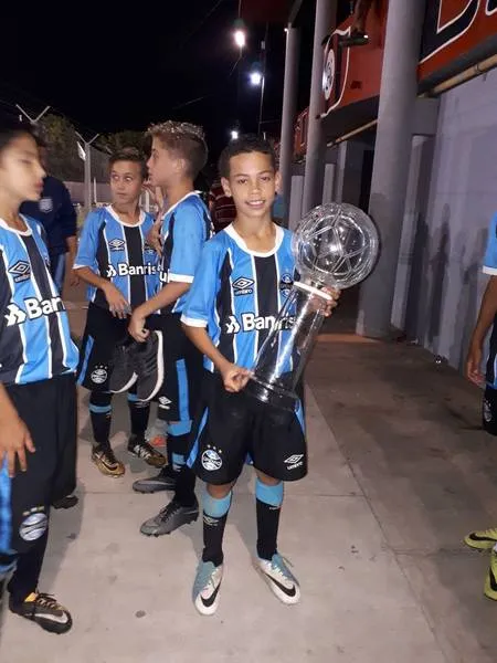 O atacante apucaranense Alysson, de 11 anos, ganhou mais um título com a camisa do Grêmio - Foto: Divulgação