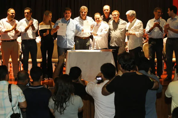 Governador esteve nesta quinta-feira em Laranjeiras do Sul, em evento que liberou recursos para 24 municípios, incluindo Manoel Ribas