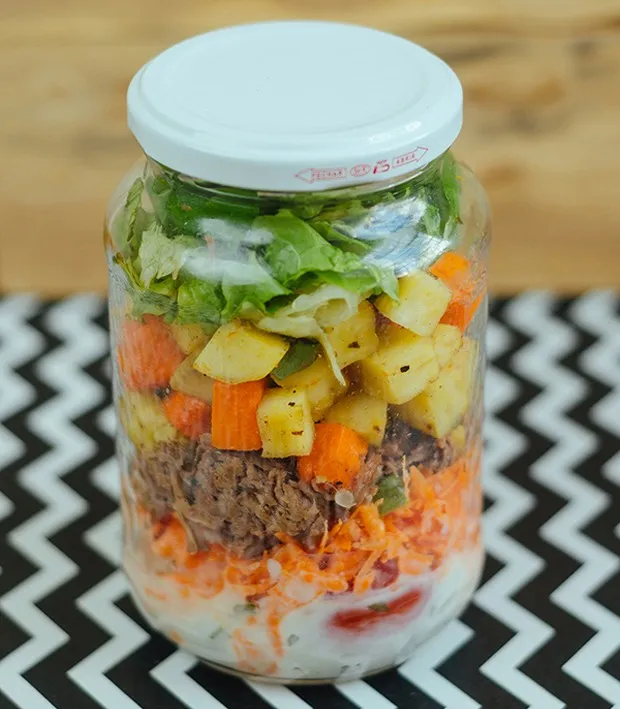 Salada no pote: descubra a maneira correta de montar a refei​ção