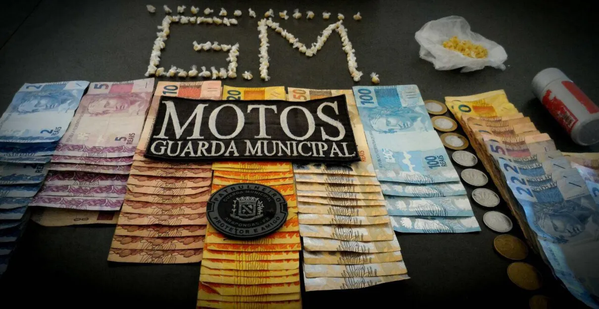 Dinheiro e crack apreendidos com casal pela GM em Arapongas - Foto: Divulgação/GM de Arapongas