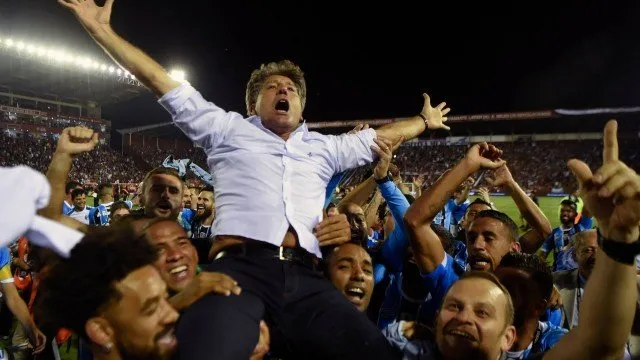Renato Gaúcho é carregado após a conquista do tri na Libertadores: negociação em andamento - Foto: EITAN ABRAMOVICH / STF