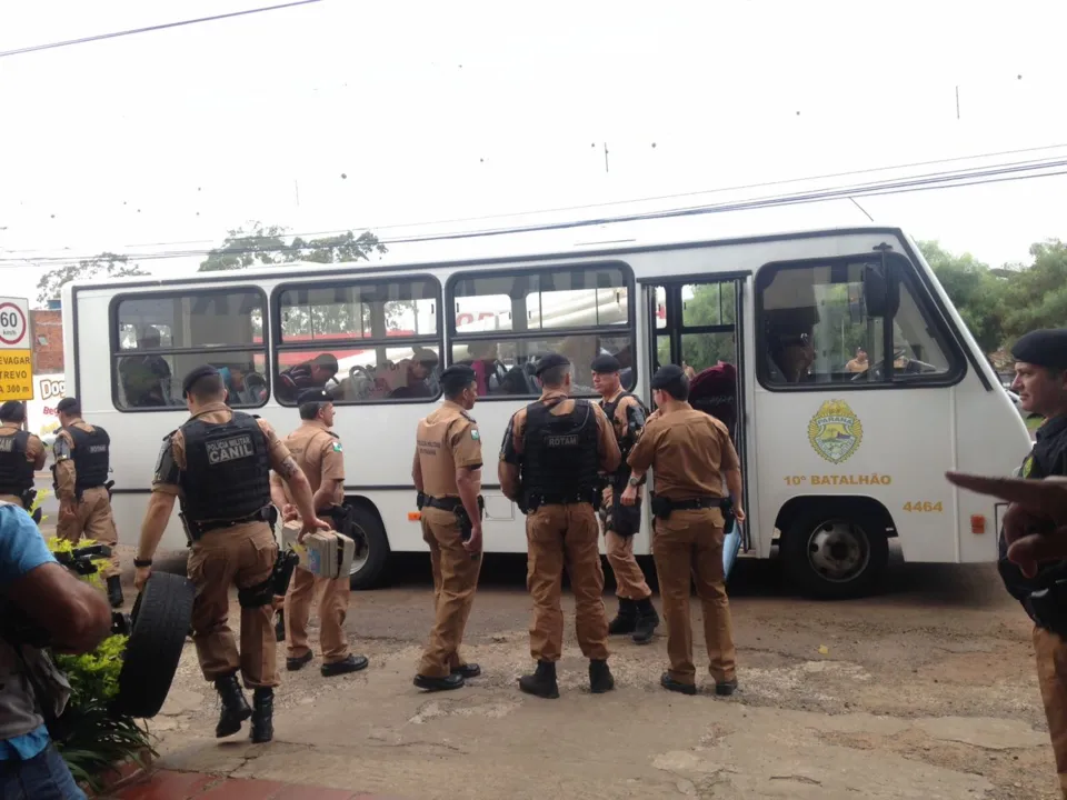 Detidos lotaram o micro ônibus da PM no momento de serem levados à 17ª Subdivisão Policial (SDP) - Foto: TNONLINE
