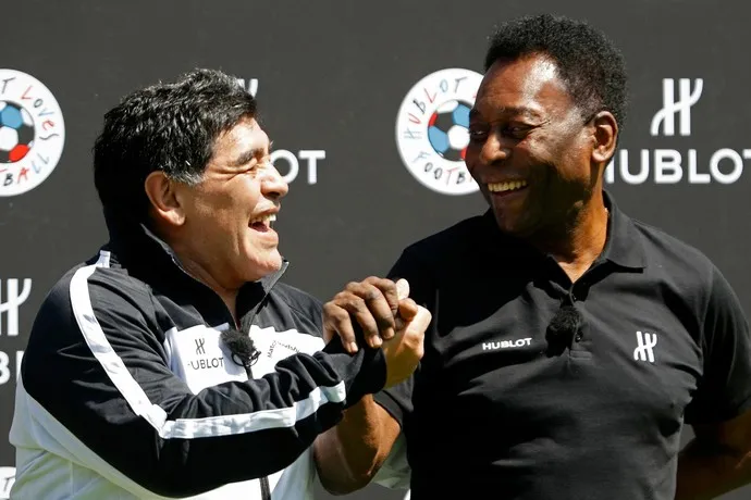 Agora amigo da Fifa, Maradona reencontra Pelé na Rússia