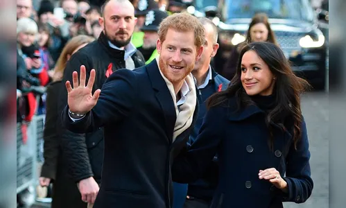 Meghan Markle recebe flores e cartas em primeiro evento ao lado de príncipe Harry