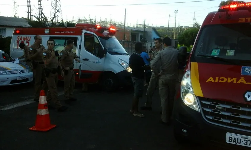 PMs e socorristas em local onde rapaz foi baleado: motivo a apurar - Foto: Juarez Rocha/Reprodução