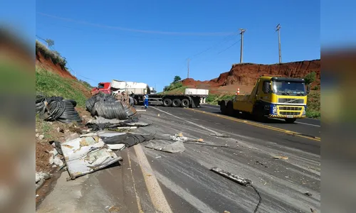 Caminhoneiro perde controle da direção, atropela pedestre e bate em barranco na PR-444